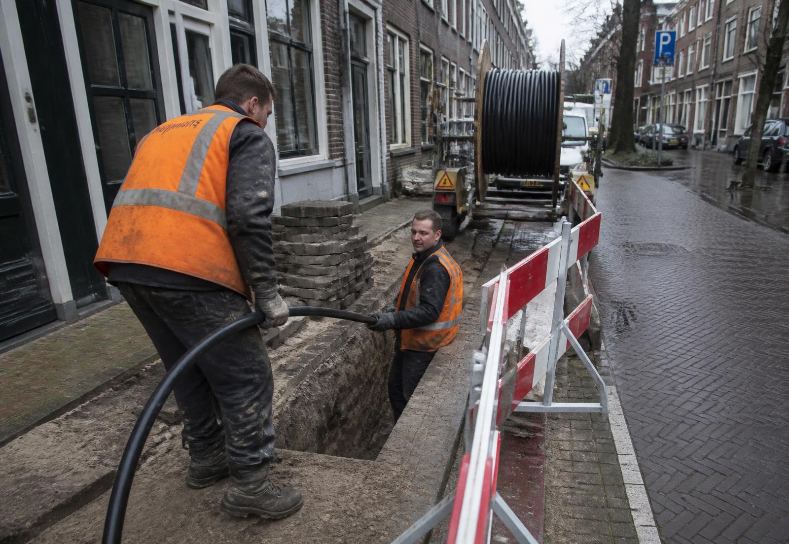 Kabels leggen in een open sleuf langs de weg