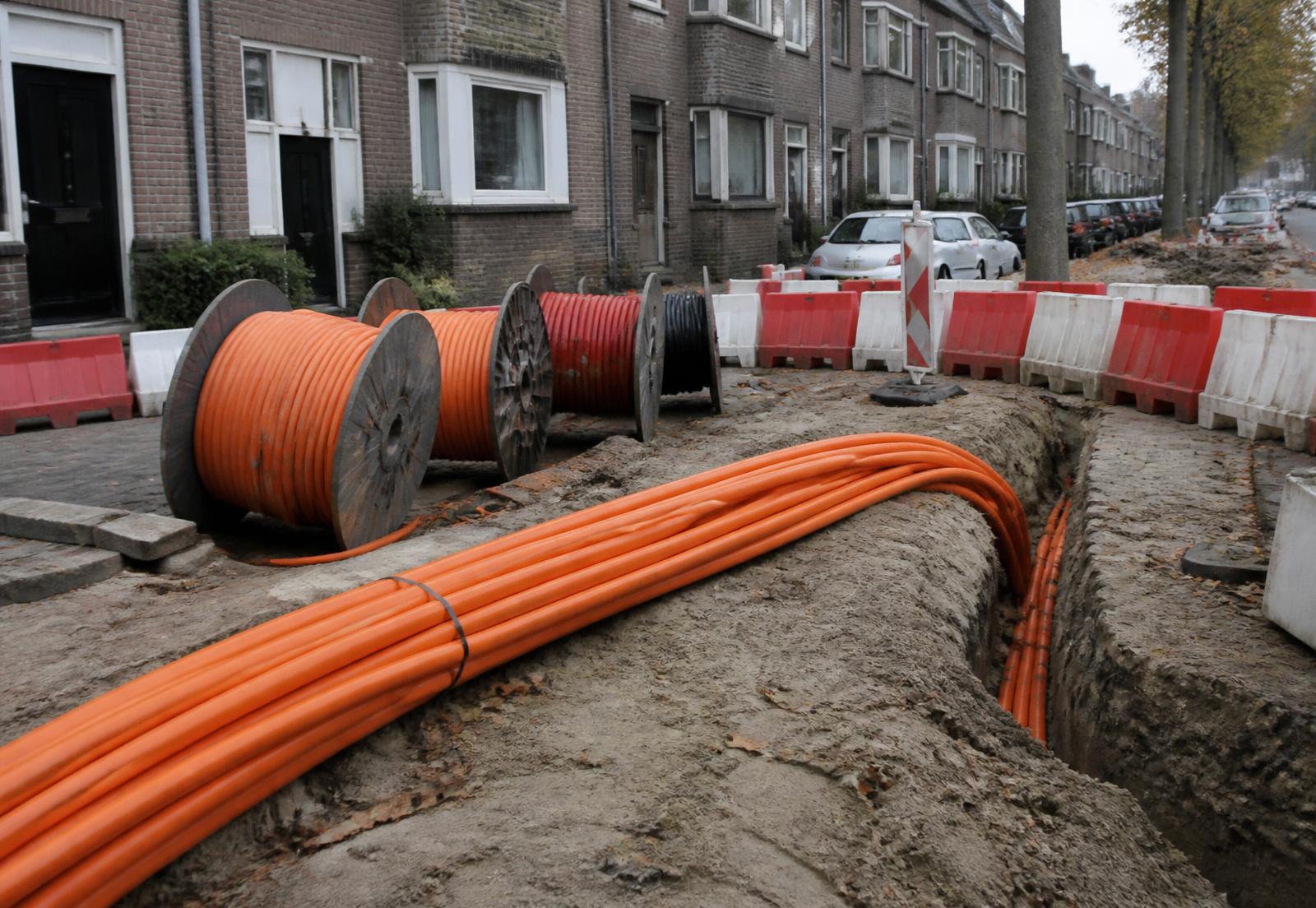 Glasvezel mantelbuizen en kabelhaspels op een werklocatie