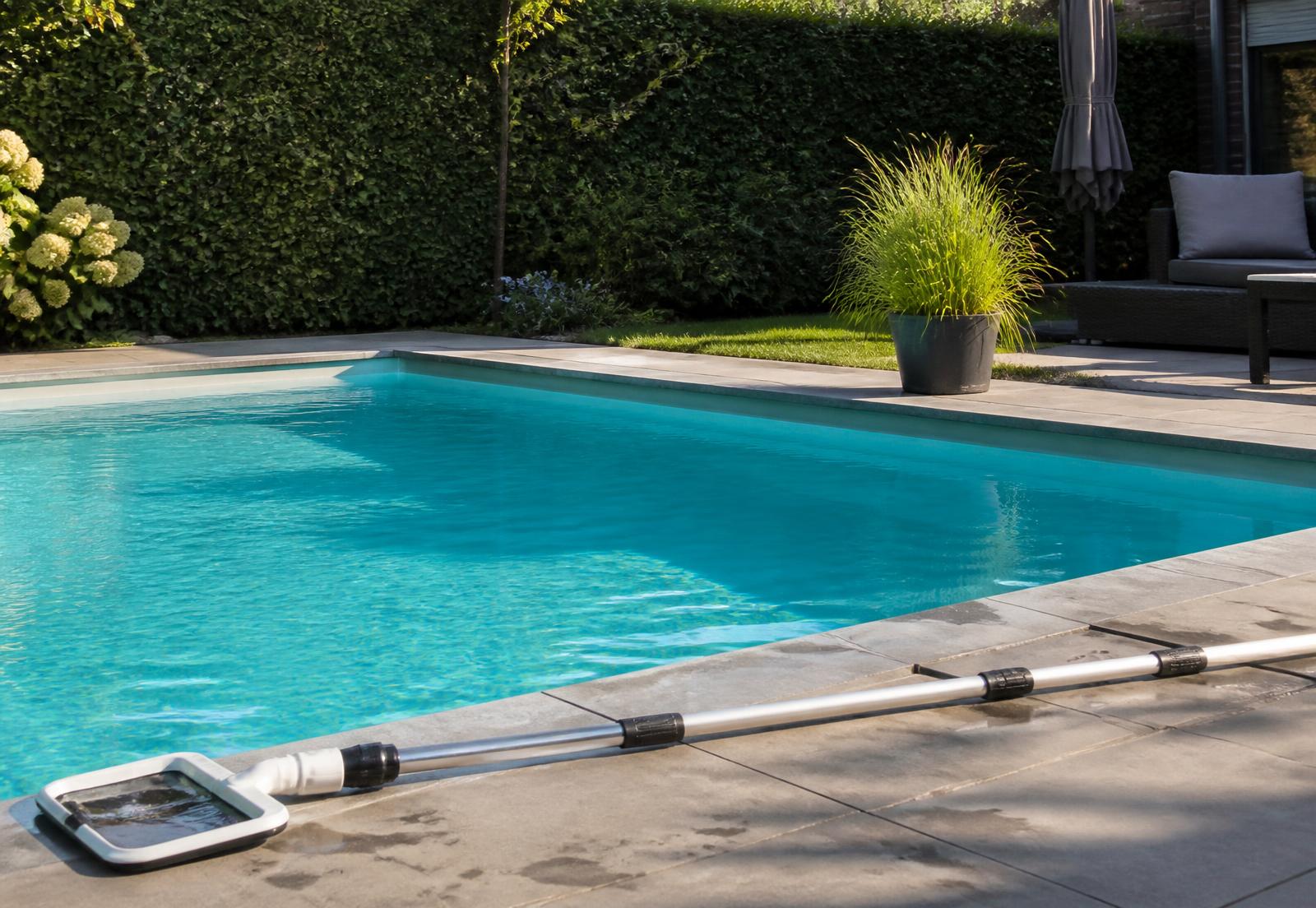 Pas gereinigd particulier zwembad met helder water