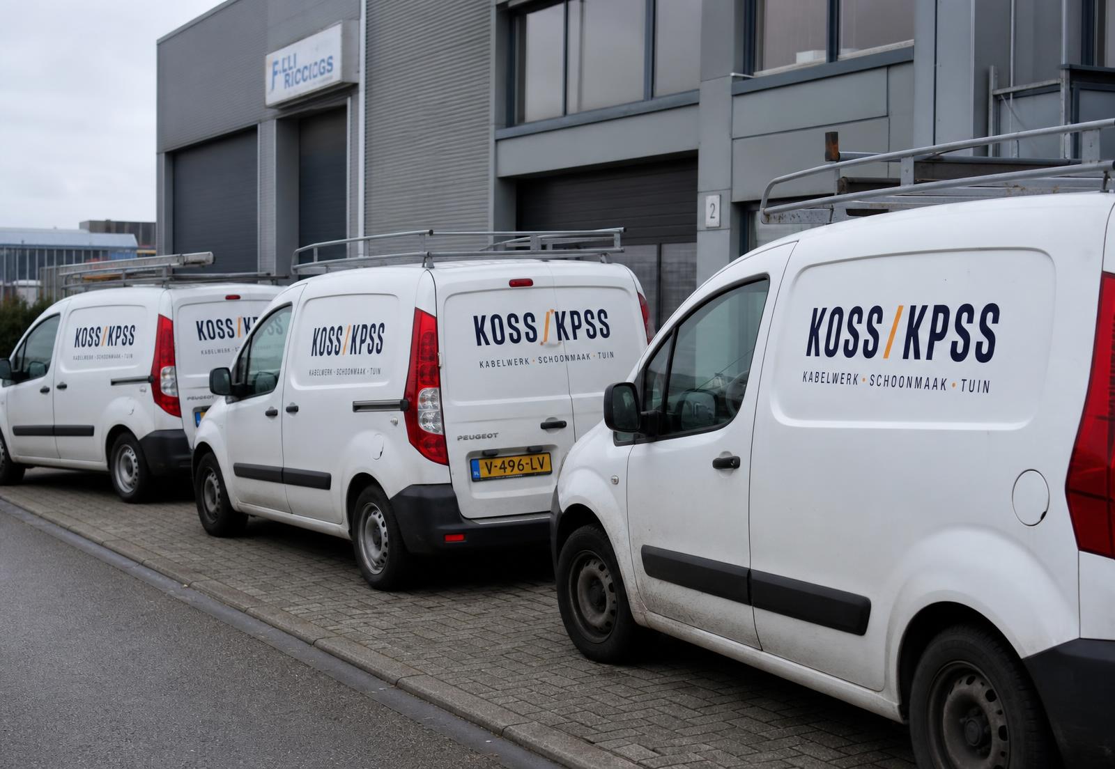 Drie bedrijfsbussen van KOSS/KPSS met logo
